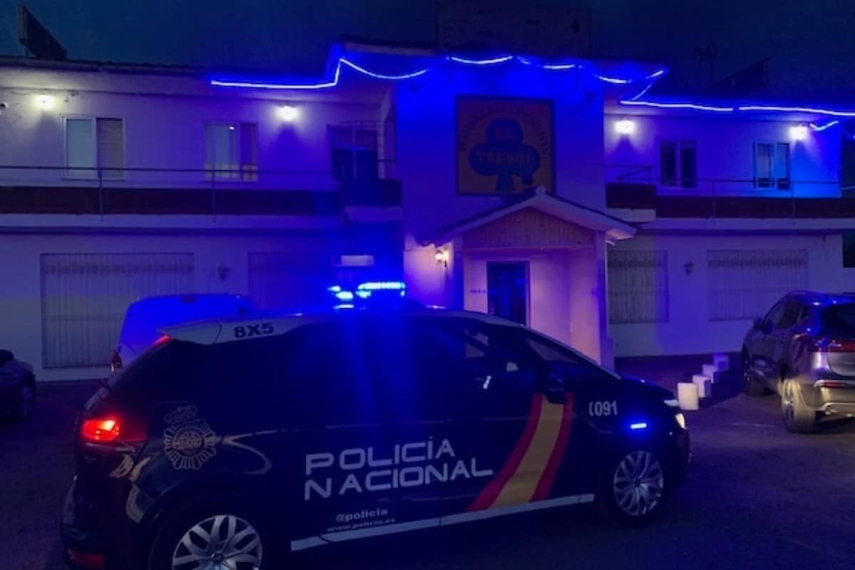 Coche de Policía Nacional frente a un club de alterne. Europa Press