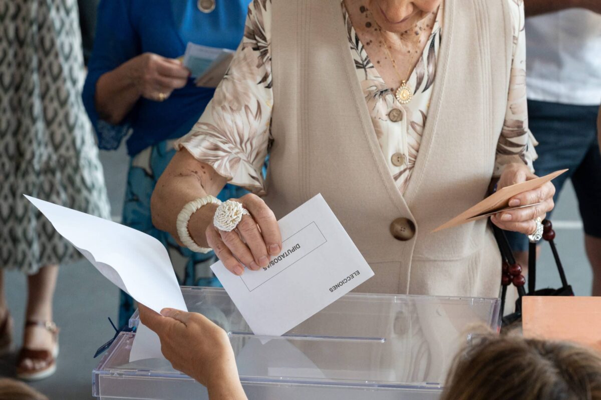 Una persona ejerce su derecho a voto durante las elecciones generales. Europa Press