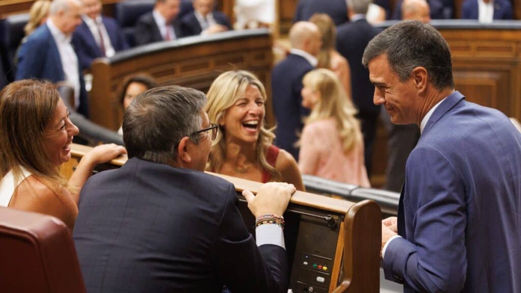 La diputada socialista y expresidenta de Baleares, Francina Armengol, el portavoz del PSOE en el Congreso, Patxi López, la líder de Sumar, Yolanda Díaz y el presidente del Gobierno en funciones y secretario general del PSOE, Pedro Sánchez. Europa Press