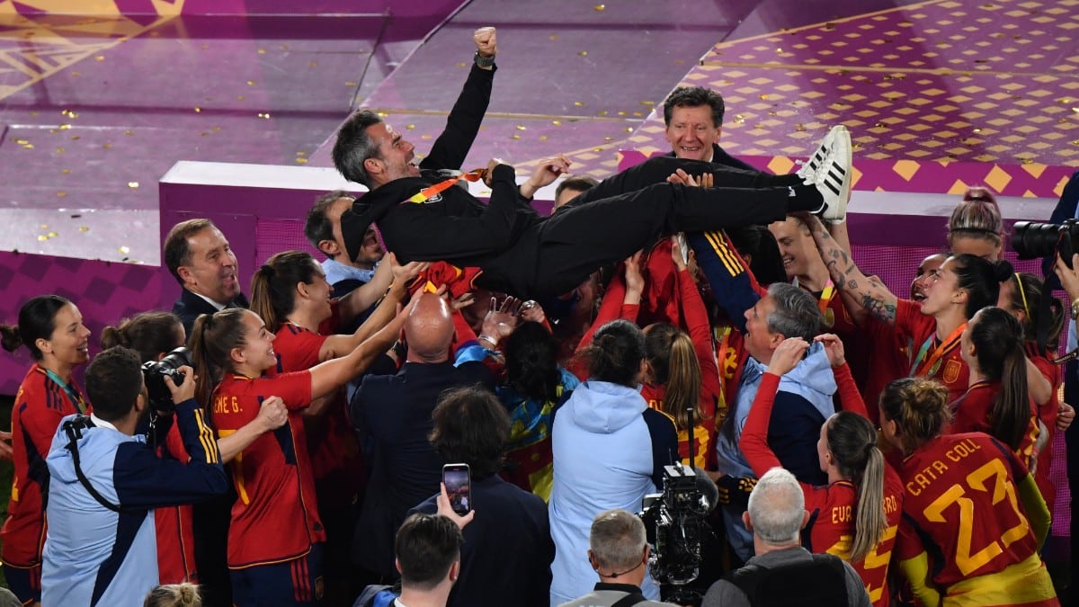 Jorge Vilda es aupado por las jugadoras en la celebración de la final del mundial. Europa Press