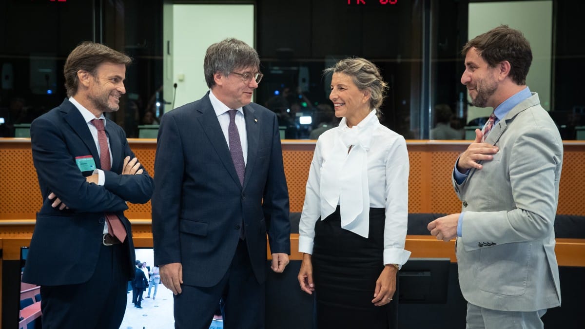 La vicepresidenta segunda del Gobierno y ministra de Trabajo en funciones, Yolanda Díaz (2d), el líder de Junts y eurodiputado, Carles Puigdemont (2i), el dirigente de En Comú Podem, Jaume Asens (1i) y el eurodiputado Antoni Comín. Europa Press
