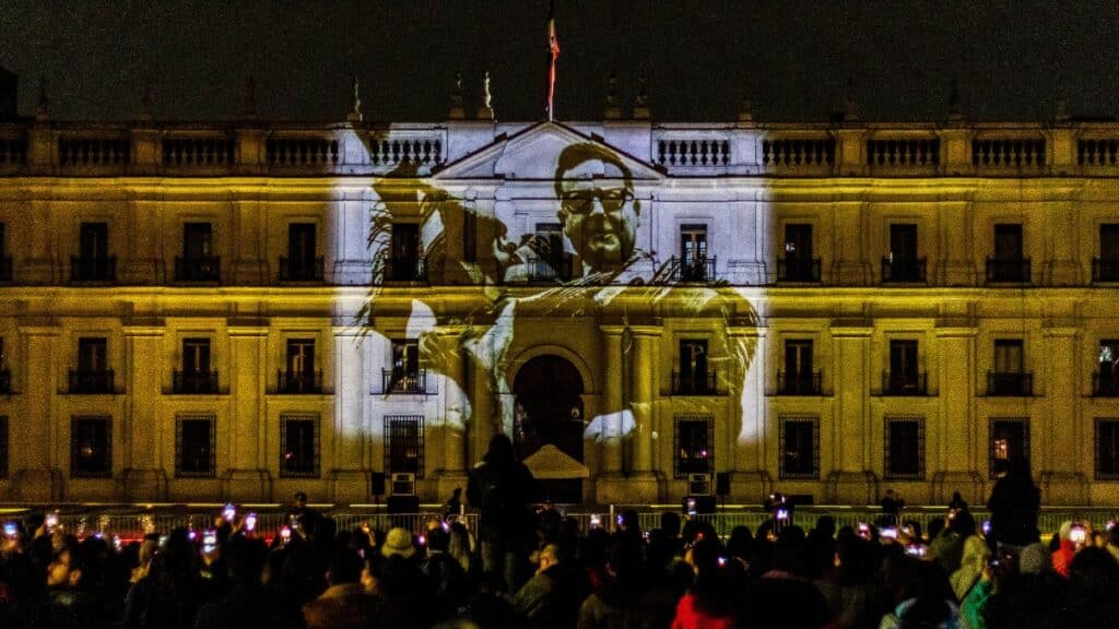 Proyección de una imagen del presidente chileno Salvador Allende sobre la fachada del Palacio de La Moneda. Europa Press