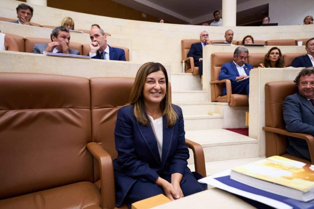 La presidenta de Cantabria, la popular María José Sáenz de Buruaga, en el Parlamento. Europa Press