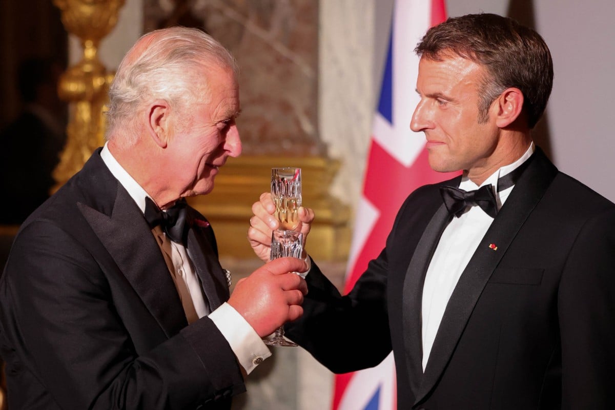 Macron y Carlos III generan CO2 en un banquete de lujo en Versalles