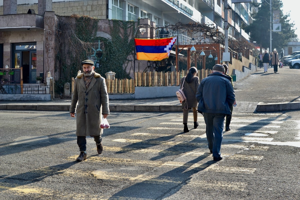 Un grupo de personas paseando por una calla de Stepanakert, capital de la autoproclamada república de Nagorno Karabaj. Europa Press