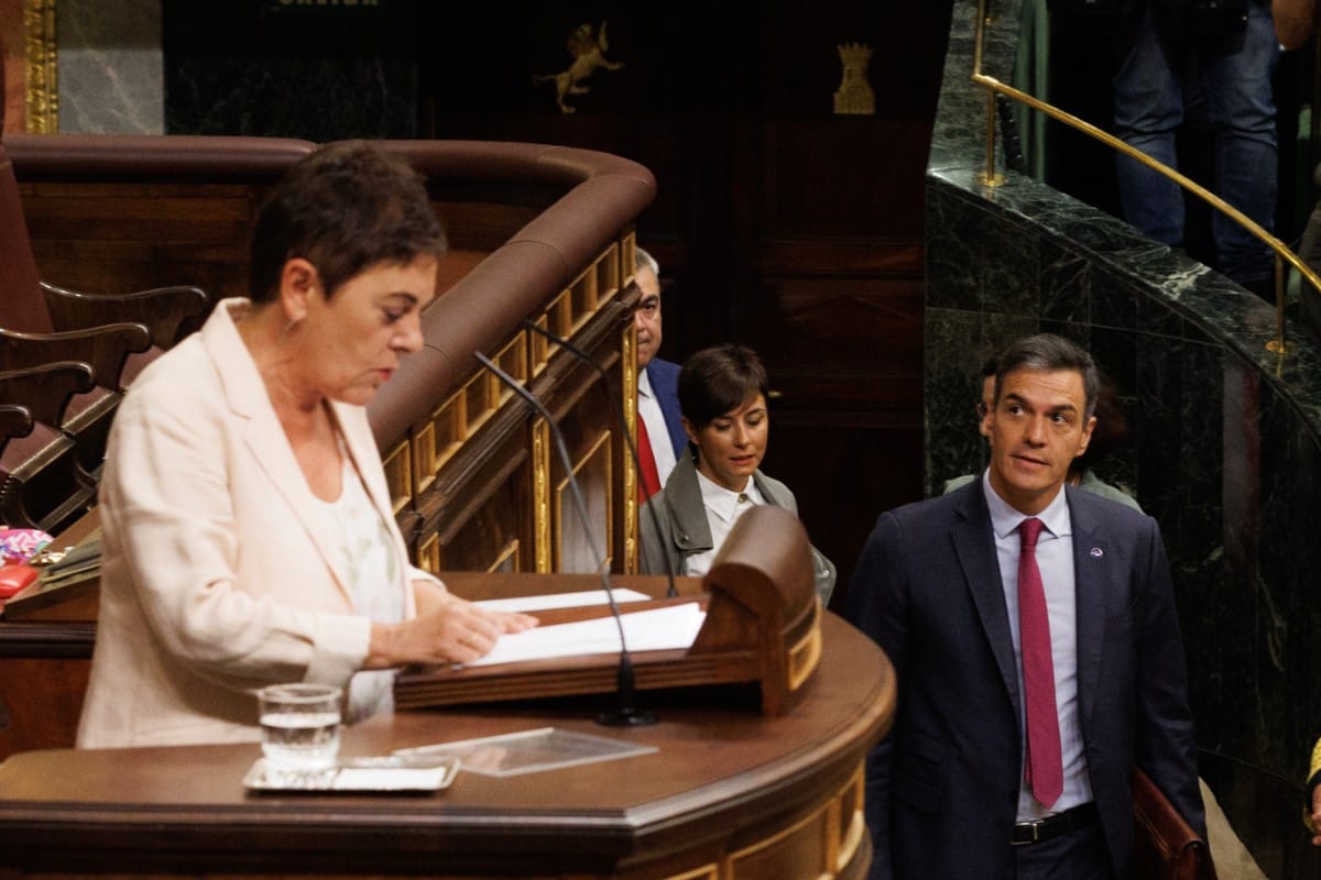 Pedro Sánchez mirando a Mertxe Aizpurua durante su intervención en el debate. Europa Press.