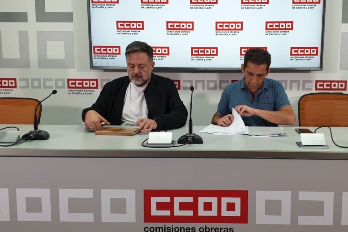 El secretario general de CCOO Castilla y León, Vicente Andrés, junto al eurodiputado de Izquierda Unida, Manu Pineda. Europa Press.