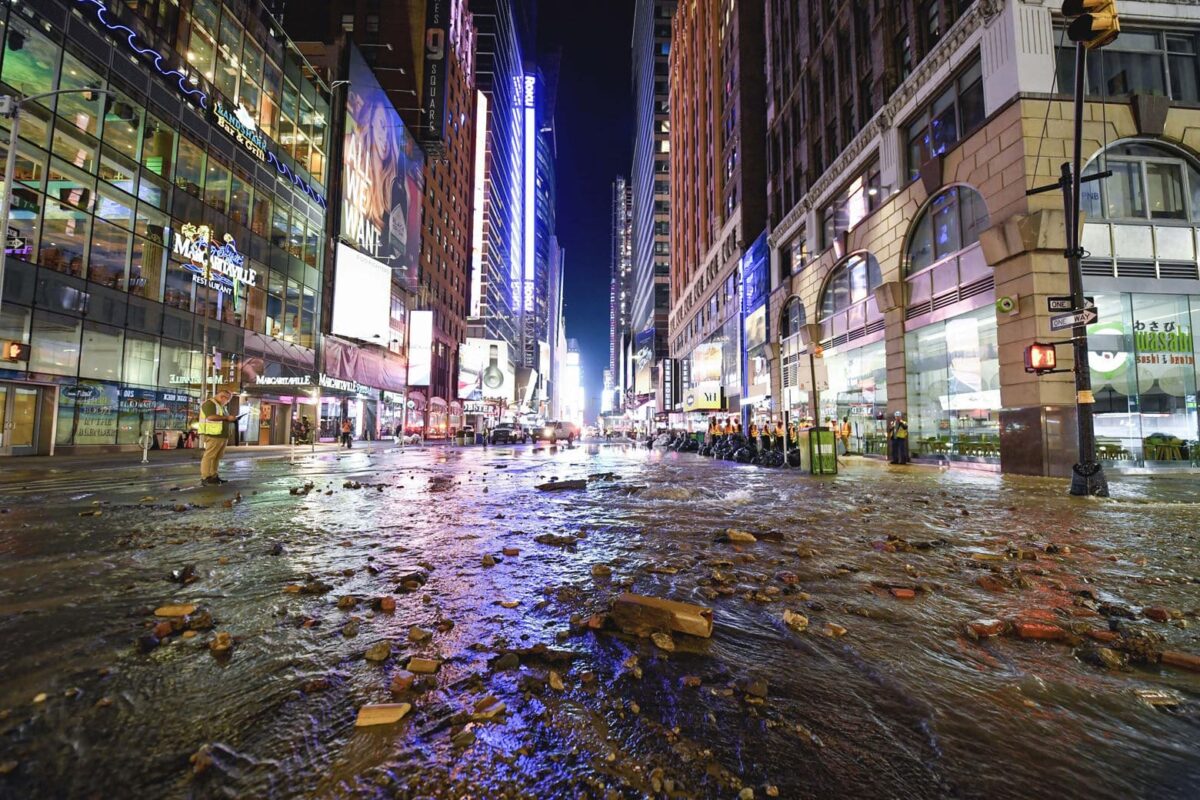 Las inundaciones colapsan Nueva York tras la declaración del estado de emergencia