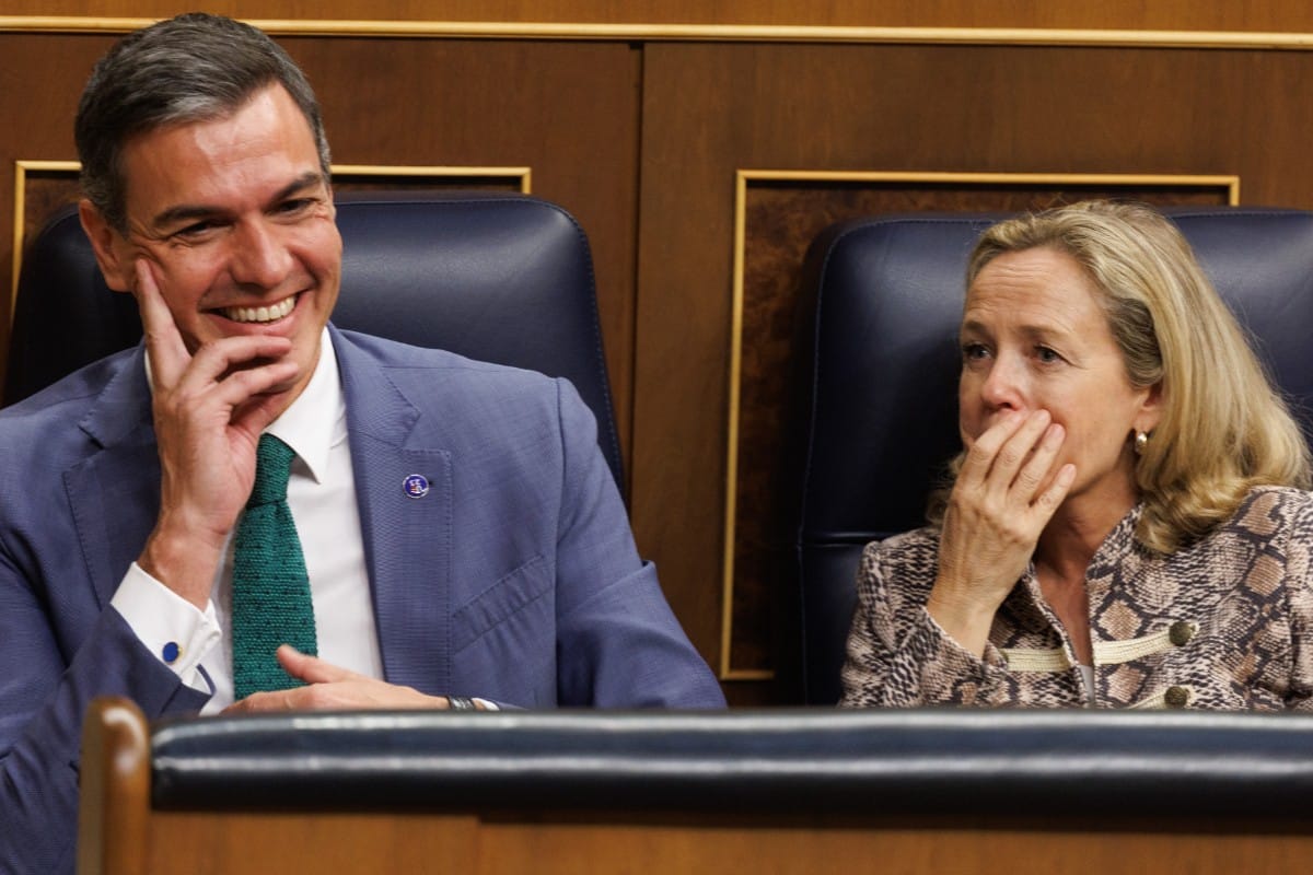 Pedro Sánchez riéndose en el Congreso durante el discurso de Feijoo. Europa Press.