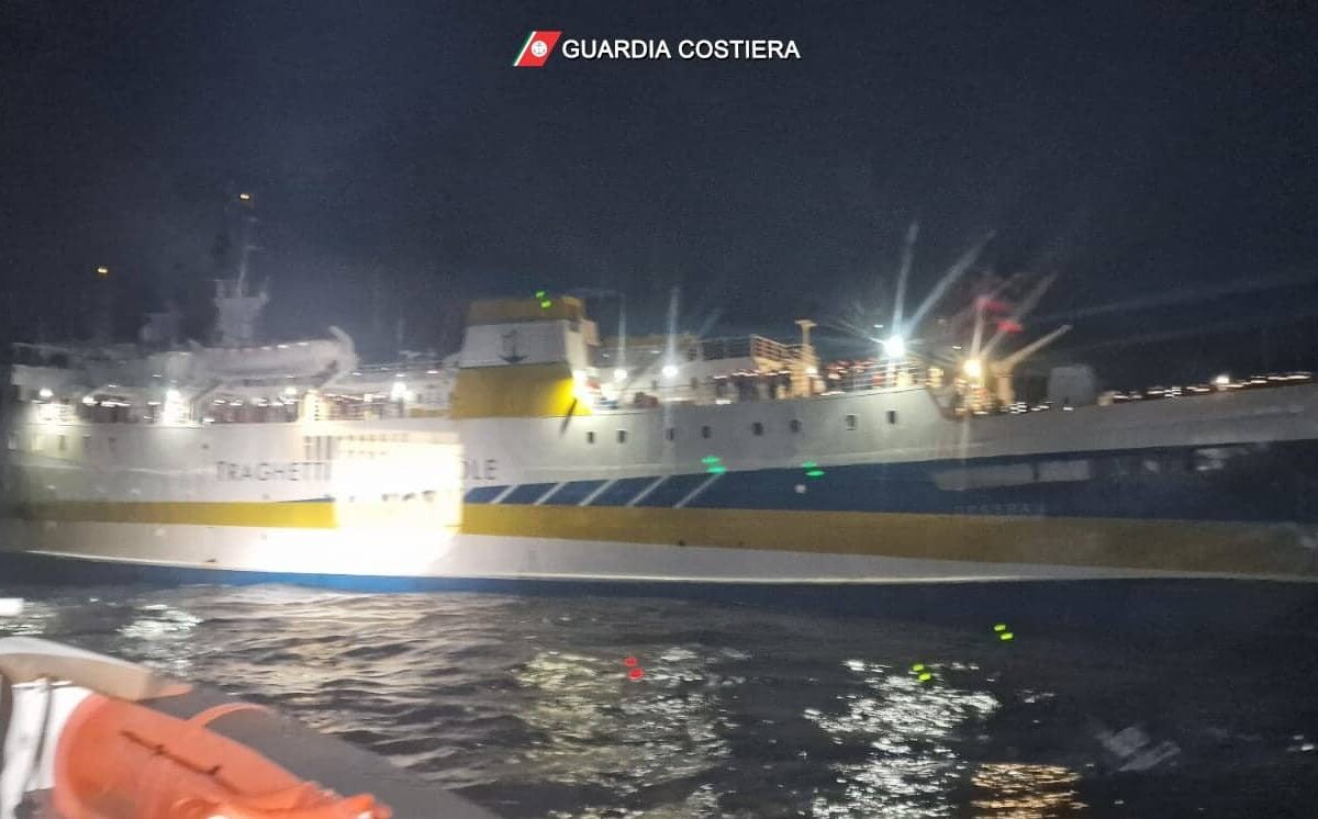 Se incendia un barco italiano con 83 inmigrantes ilegales a bordo desde Lampedusa