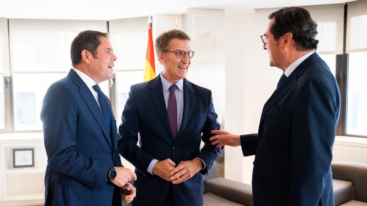 El presidente de la CEOE pide un acuerdo PP-PSOE tras reunirse con Feijoo en la sede de Génova