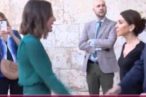 Captura del tenso momento vivido por la presidenta de las Cortes de Aragón e Irene Montero.