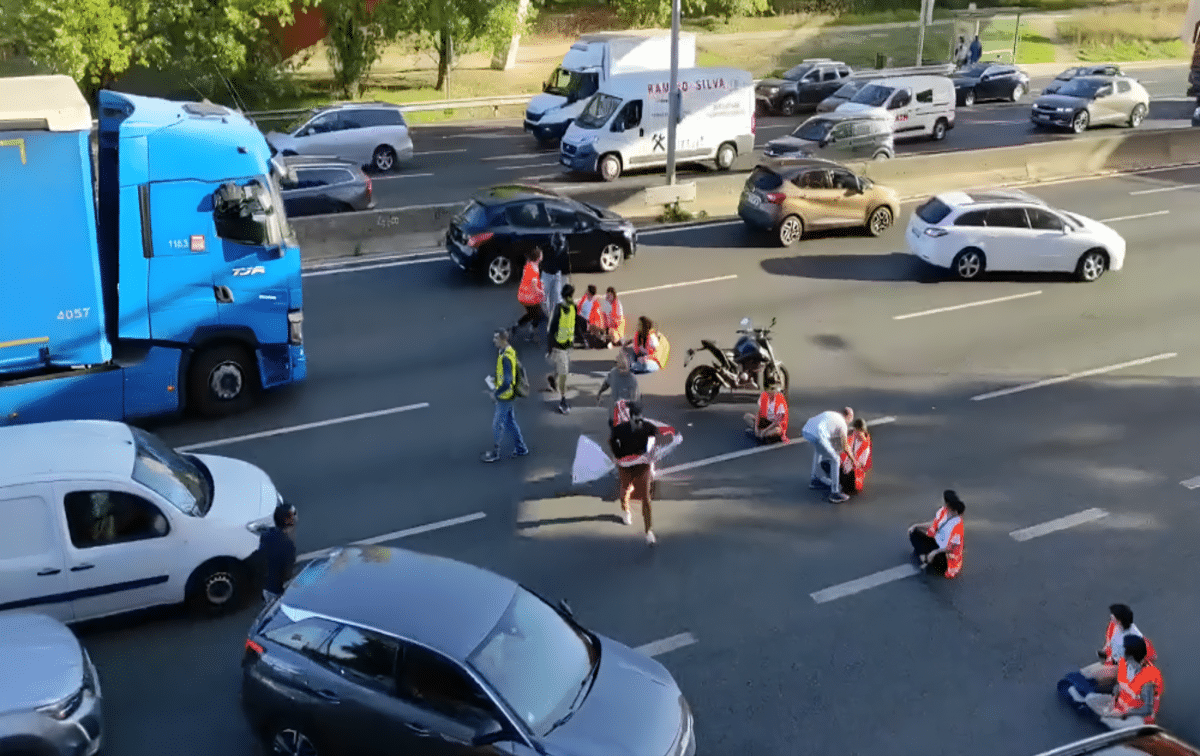 Conductores portugueses expulsan a unos activistas climáticos que cortaban la carretera