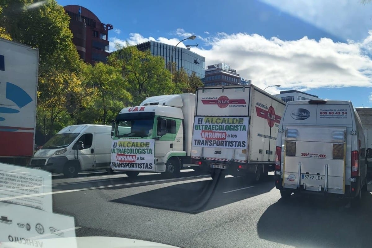 Los transportistas se manifiestan en Madrid contra las restricciones «ultraecologistas» y «alejadas de la realidad» de Almeida