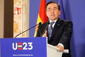 Albares a su llegada a la reunión de los Veintisiete. Europa Press.