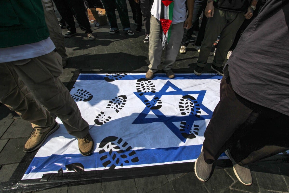 Bandera israelí pisada por simpatizantes de Hamás. Europa Press.
