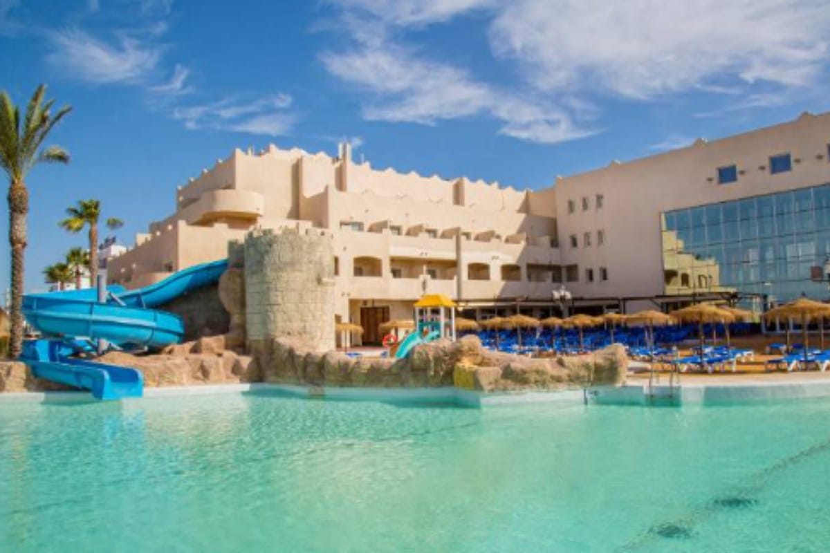 El Gobierno envía a más de 300 inmigrantes ilegales a un hotel de cuatro estrellas en Almería