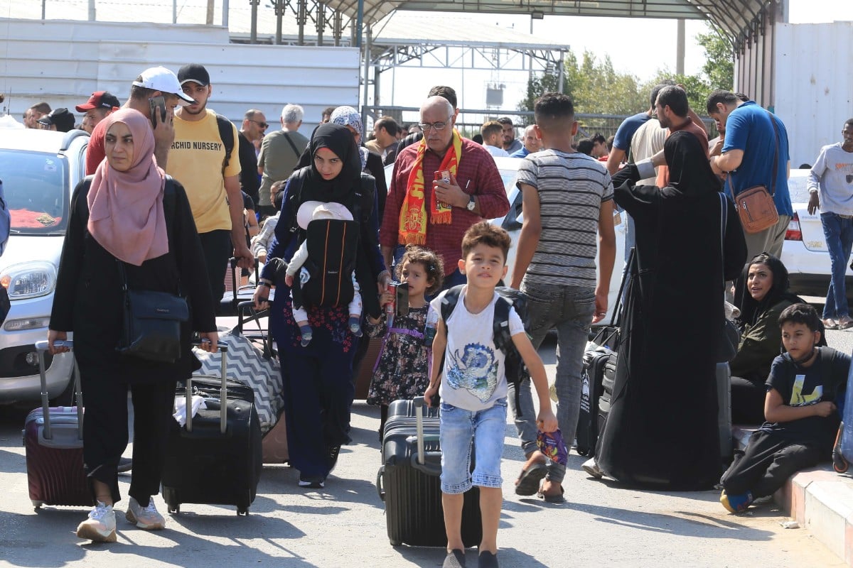 Civiles palestinos intentando salir de Gaza. Europa Press.