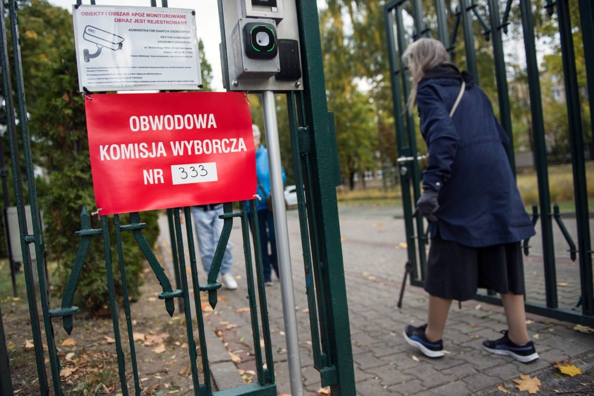 Cierran un colegio electoral de Varsovia tras hallar una mochila sospechosa