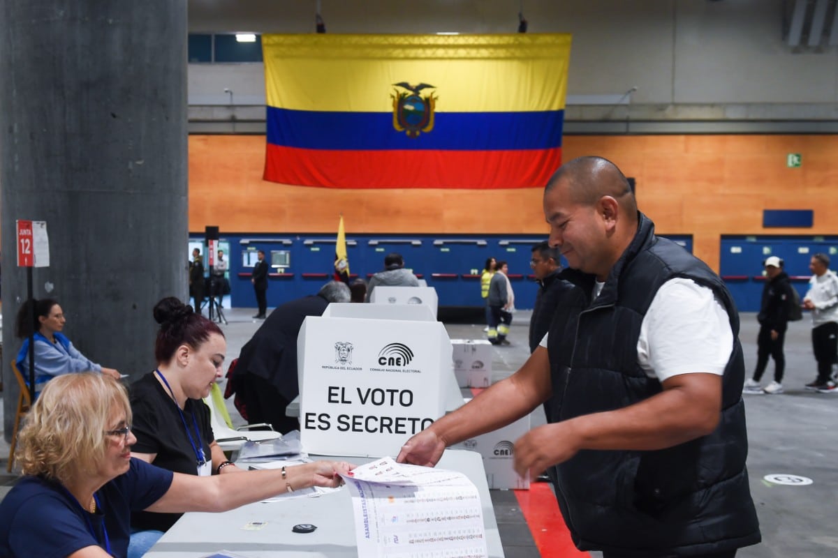 Ecuatorianos votando en primera vuelta. Europa Press.