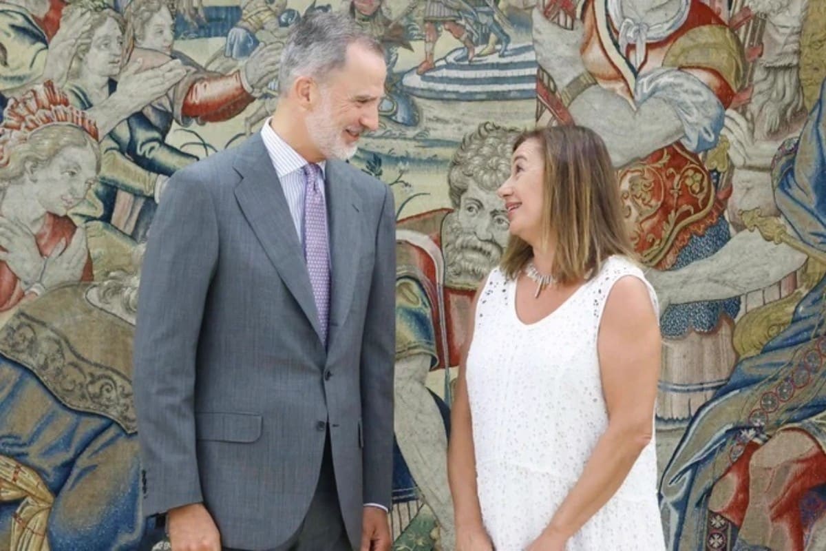 El Rey Felipe VI con la presidenta del Congreso, Francina Armengol. Europa Press