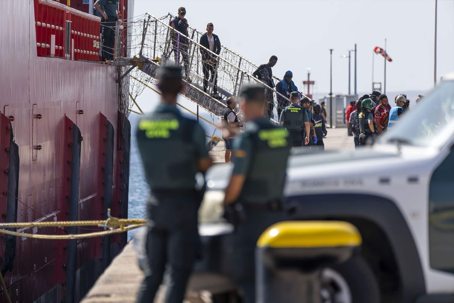 El Gobierno de Canarias denuncia el «silencio absoluto» de Sánchez por la crisis migratoria