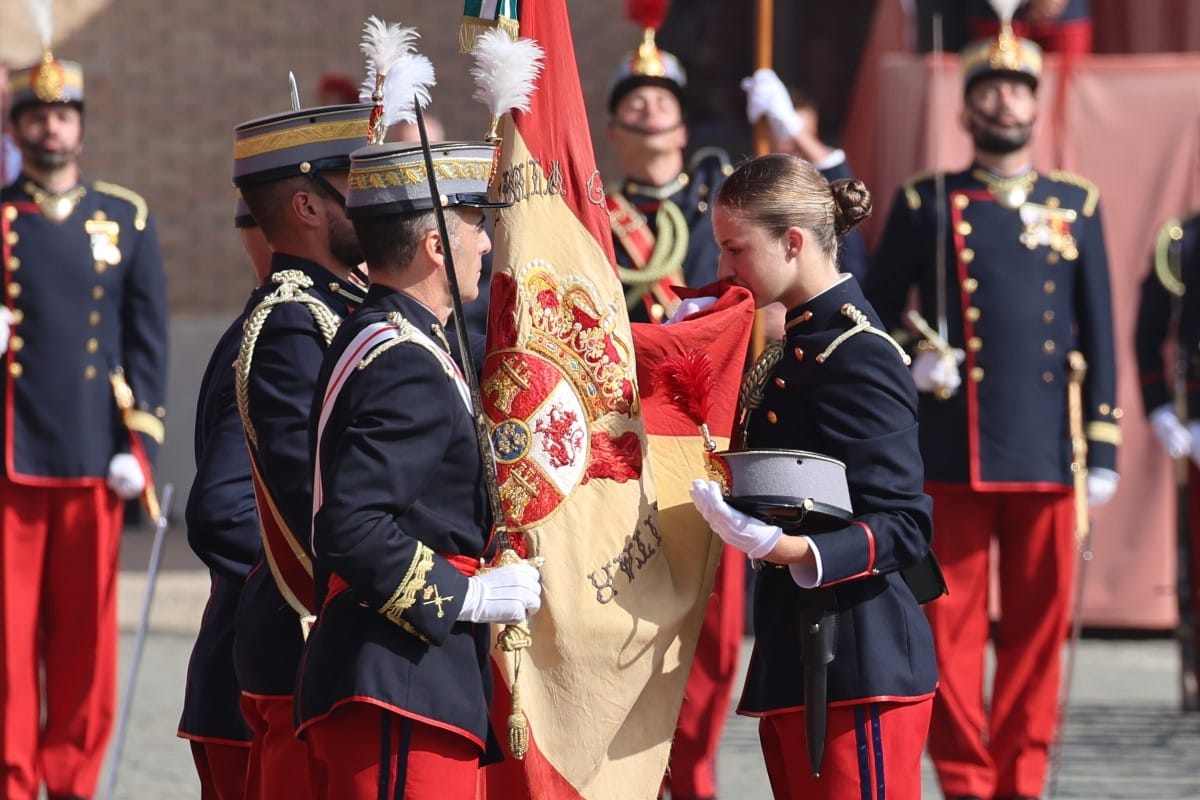 La Princesa Leonor jura bandera ante los Reyes en la Academia General de Militar de Zaragoza