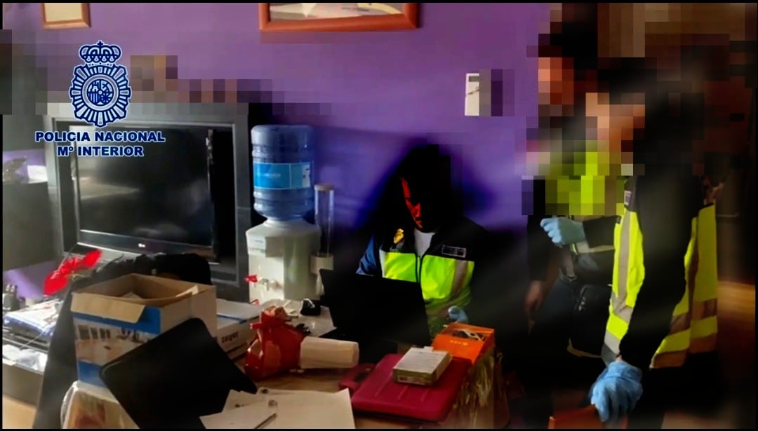 Agentes de Policía Nacional investigan los archivos del 'pedófilo' detenido en Logroño