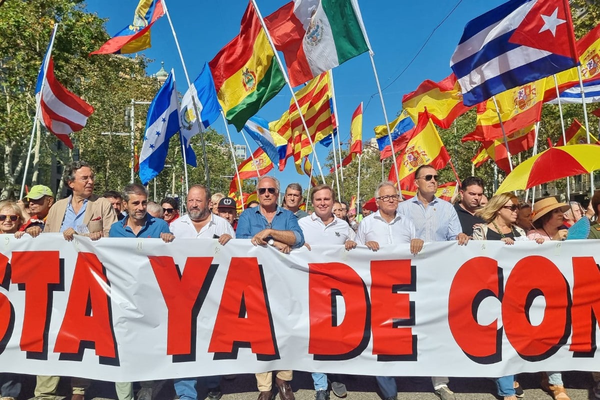 Centenares de catalanes defienden en Barcelona la Hispanidad y exigen a Sánchez que deje de ceder ante el separatismo