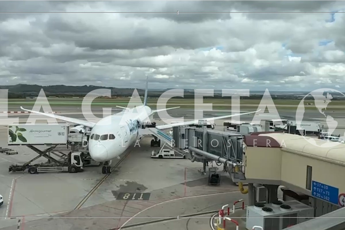 Así llegan al aeropuerto de Barajas los inmigrantes ilegales trasladados por el Gobierno desde Canarias hasta Madrid