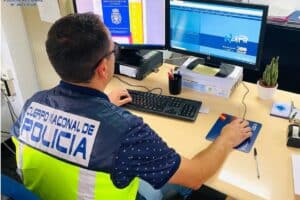 Agente de Policía contra los delitos informáticos. Europa Press.