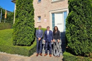 Puigdemont junto a la presidenta de la Cámara de Barcelona, Mònica Roca, y el vicepresidente de la entidad, Toni Fitó. Europa Press.