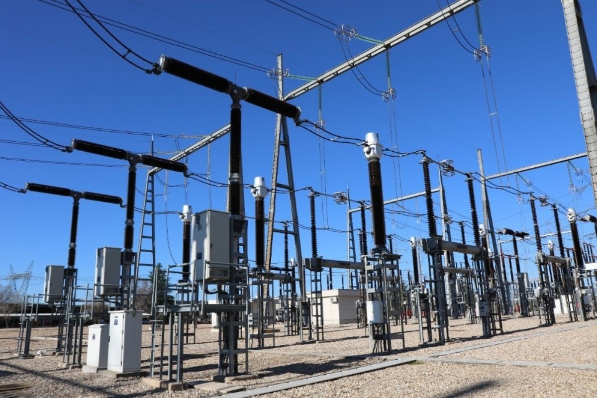 La Agencia Internacional de la Energía señala que la red eléctrica no está adaptada para los «objetivos climáticos»