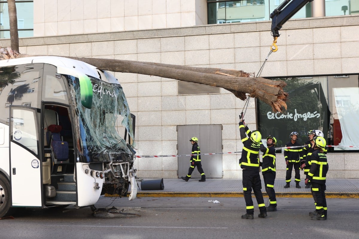 Al menos tres muertos y dos heridos graves por un atropello de un autobús en Cádiz