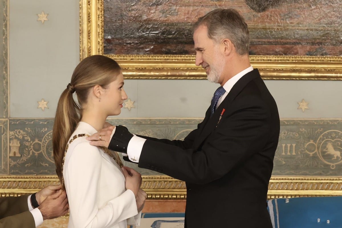 La princesa Leonor recibe el Collar de la Orden de Carlos III: «La Corona simboliza la unidad y permanencia de España»