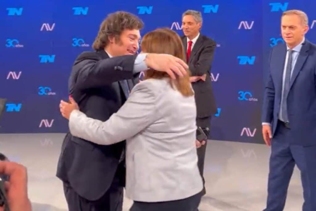 Milei y Bullrich sellan con un abrazo su alianza para echar al ...