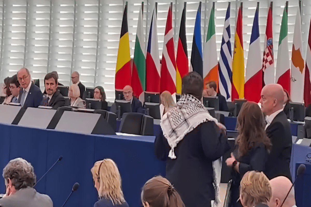 Un eurodiputado de Podemos genera polémica al mostrar un pañuelo palestino en Estrasburgo