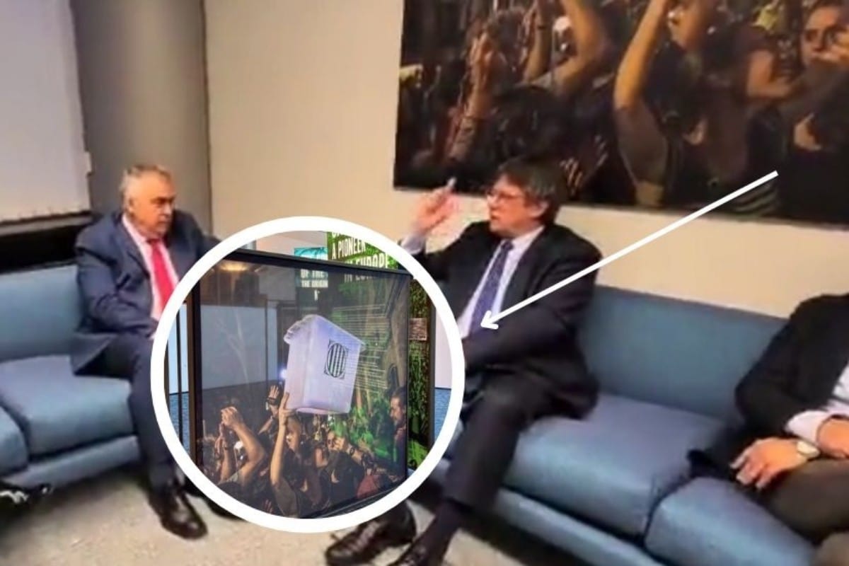 Puigdemont legitima ante la delegación del PSOE y con una fotografía de una urna el golpe de Estado del 1-O