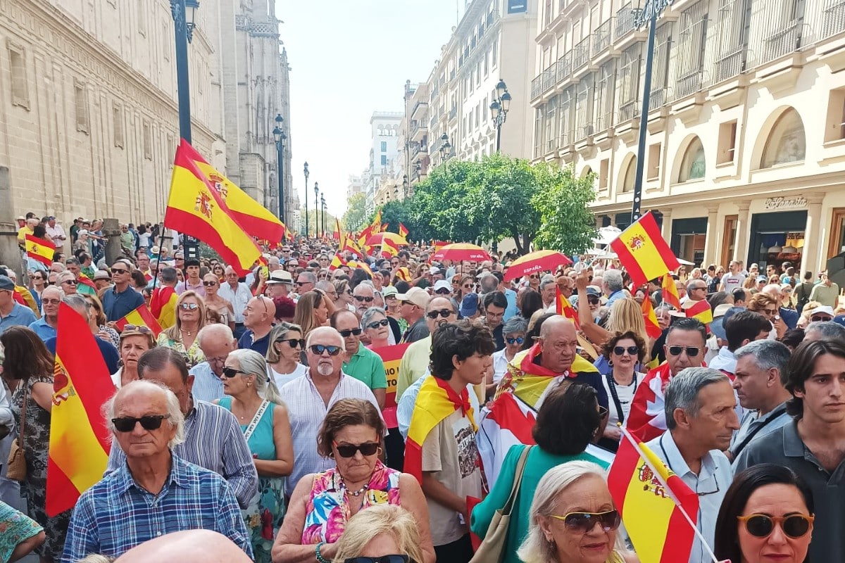 Miles de sevillanos protestan contra la amnistía: «No es decente que España dependa de un prófugo de la Justicia»