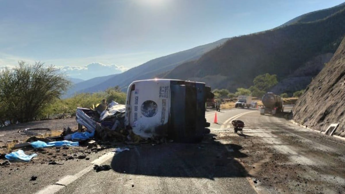 Al menos 18 muertos tras el volcamiento de un autobús al sur de México