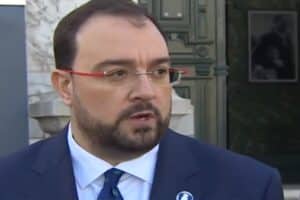 El presidente de Asturias quiere que Mañueco desautorice "en público" a su vicepresidente, García-Gallardo, por llamarle "traidor"