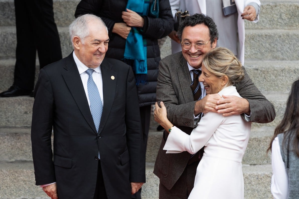 El fiscal general abraza a Yolanda Díaz ante el presidente del Tribunal Constitucional. Europa Press.