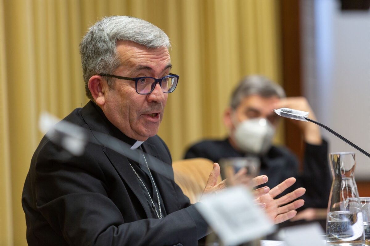 El arzobispo Argüello cree que el informe del Defensor del Pueblo sobre abusos de la Iglesia es «discutido y discutible»