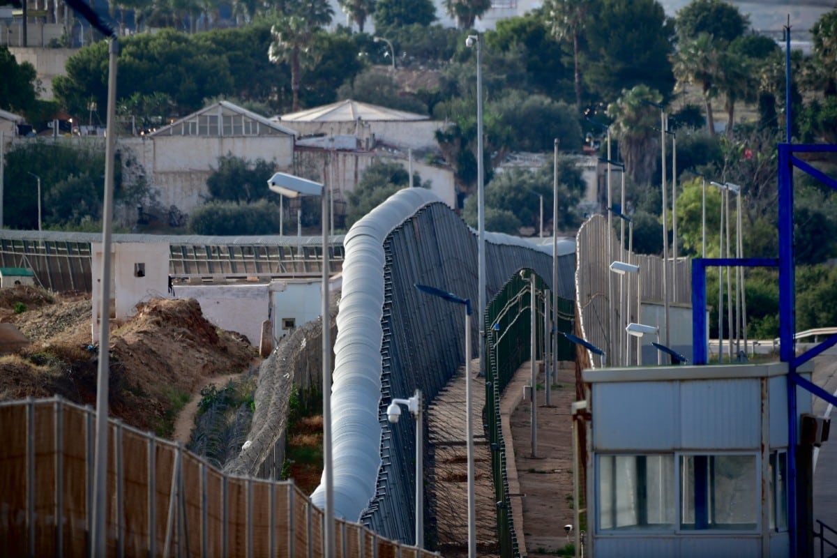 Un centenar de marroquíes intenta entrar en Melilla a través de la valla con Marruecos