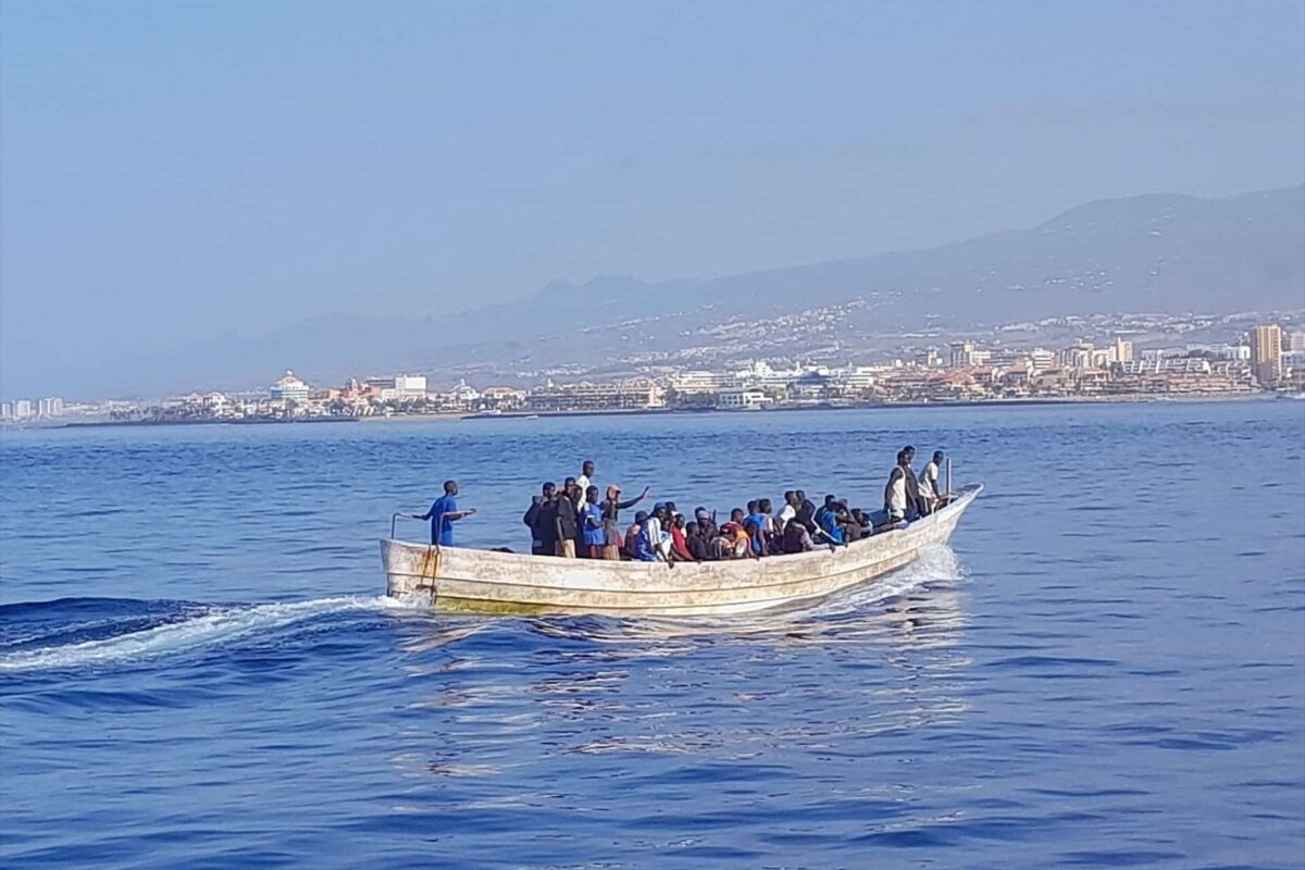 Llega un nuevo cayuco con 138 inmigrantes ilegales a Tenerife