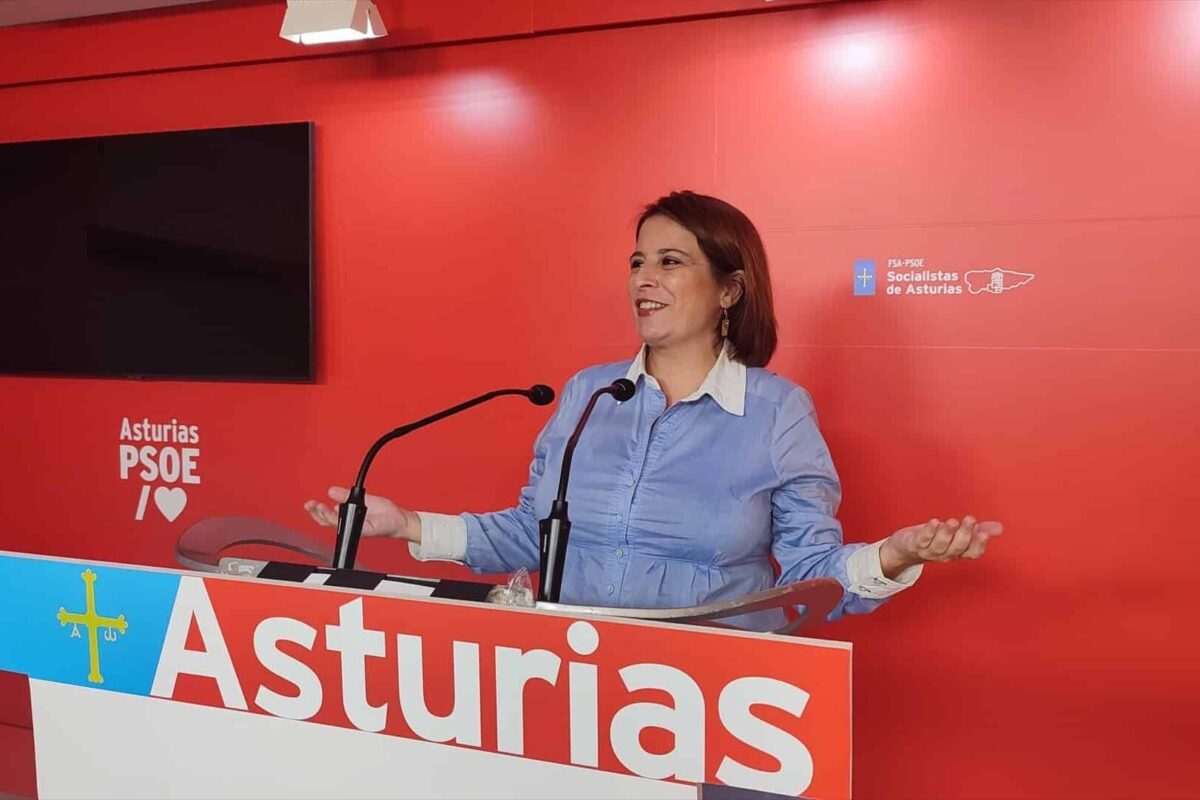 Adriana Lastra insulta al arzobispo de Oviedo: «Es un ultraderechista con sotana»