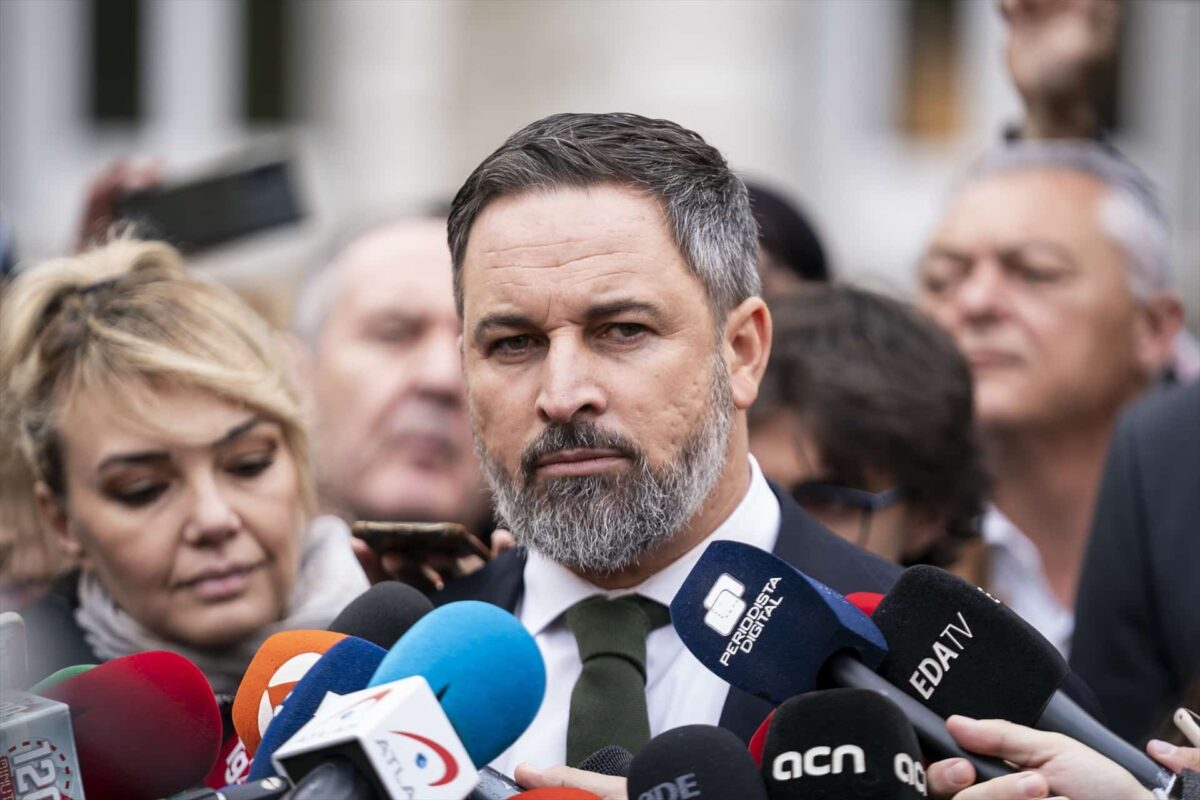 Abascal pide en Cibeles una reunión a Feijoo para «coordinar la respuesta institucional» al «golpe» de Sánchez