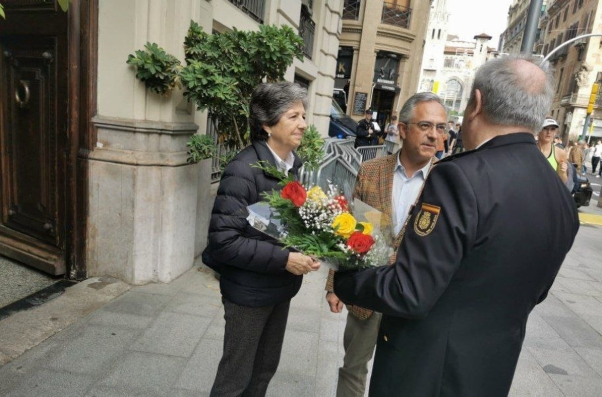 Sociedad Civil Catalana agradece con flores el trabajo de la Policía de Via Laietana