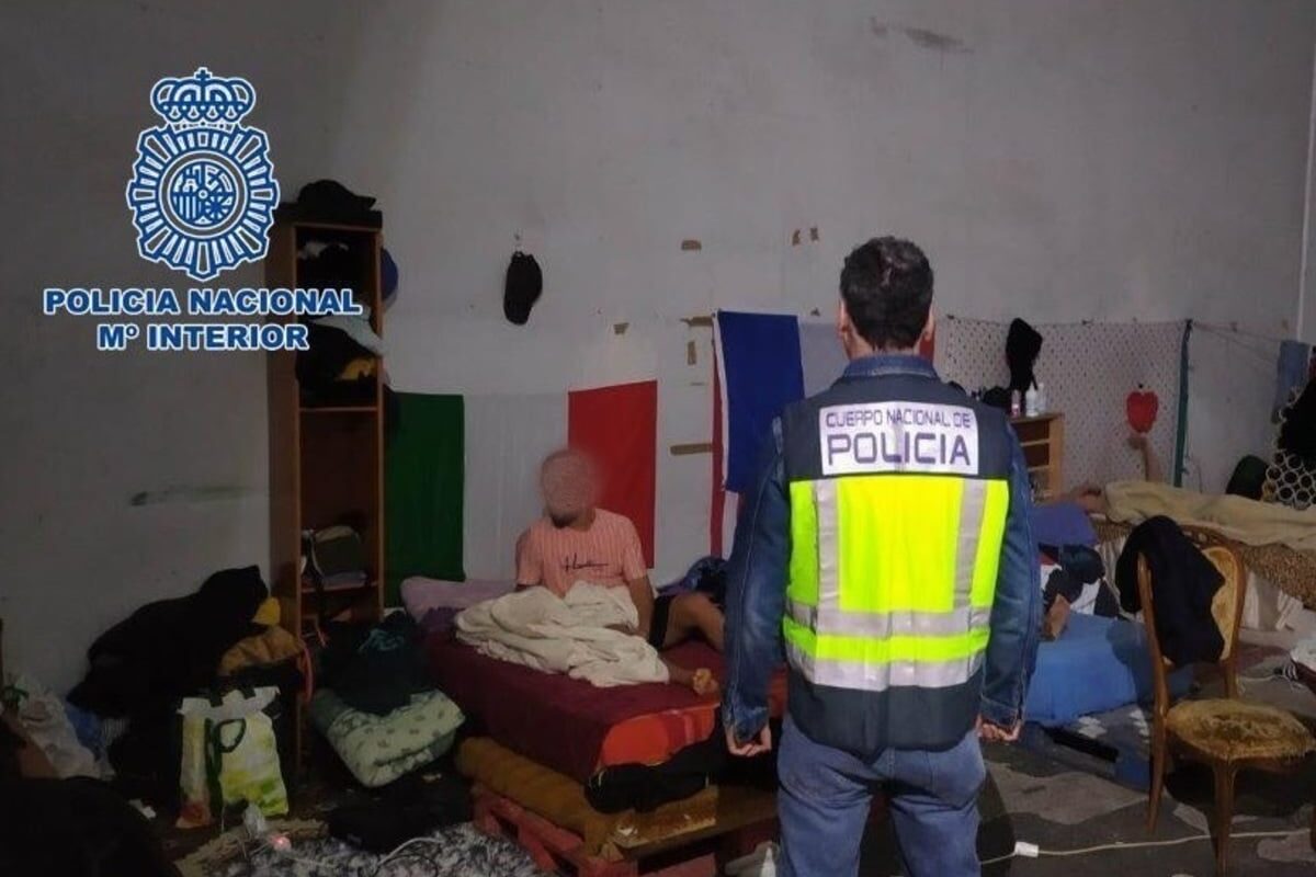 La Policía libera a cinco inmigrantes que vivían secuestrados en un congelador en Sevilla