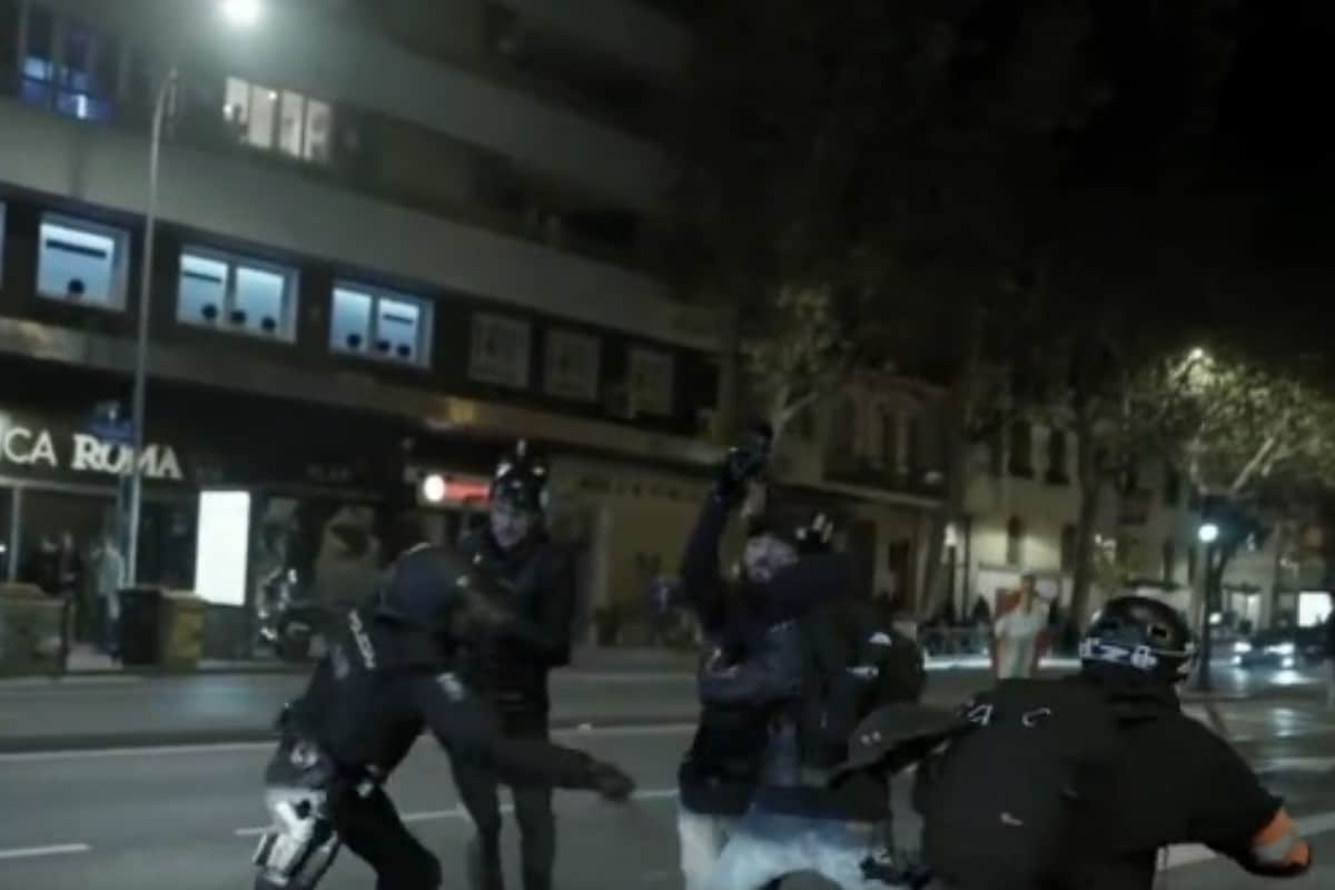 Un agente golpea a un manifestante en Madrid ante varios periodistas.